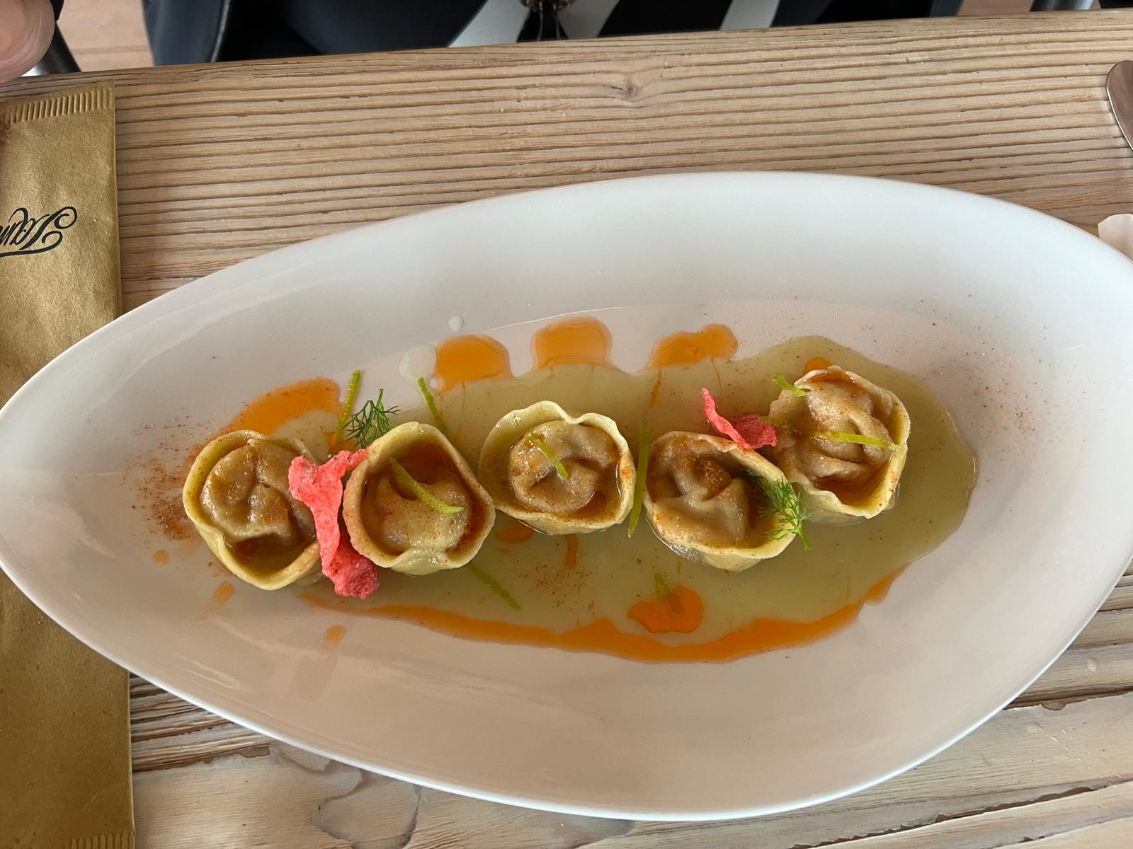 Restaurant terras aan het strand