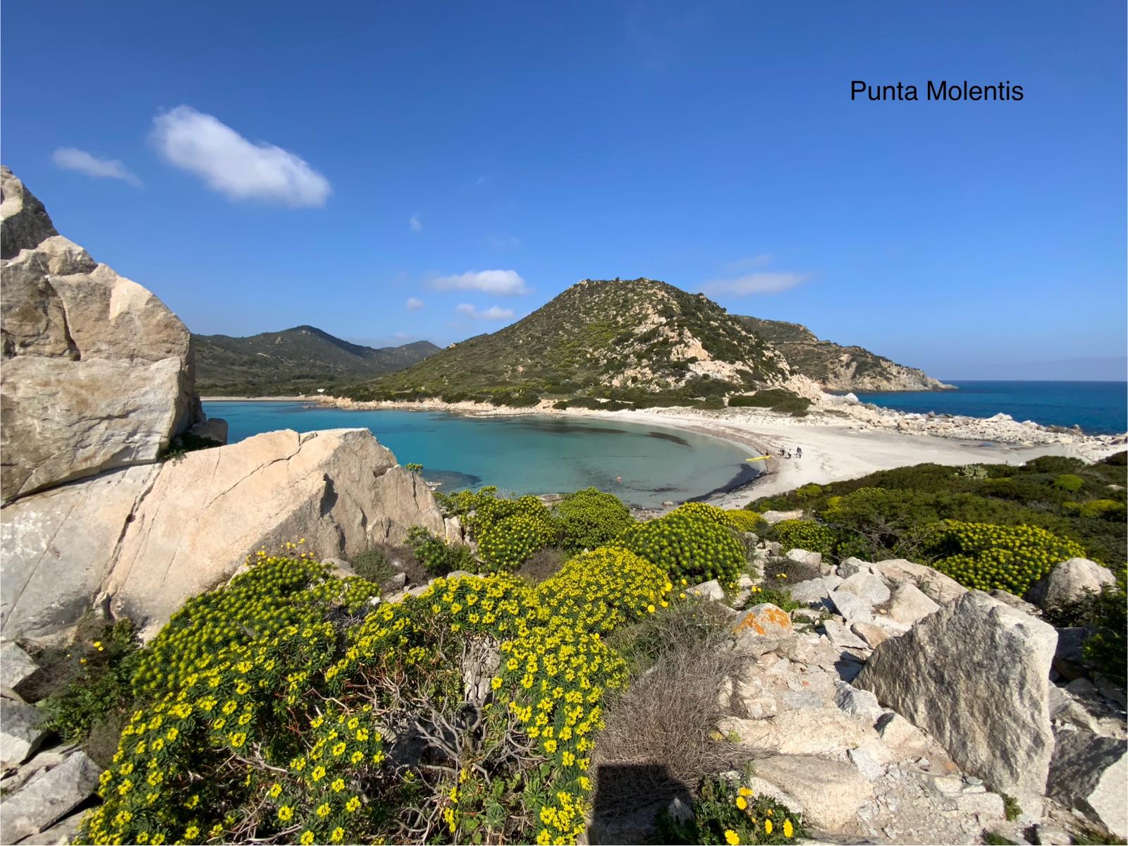 Cala Sinzias strand met azuurblauw water