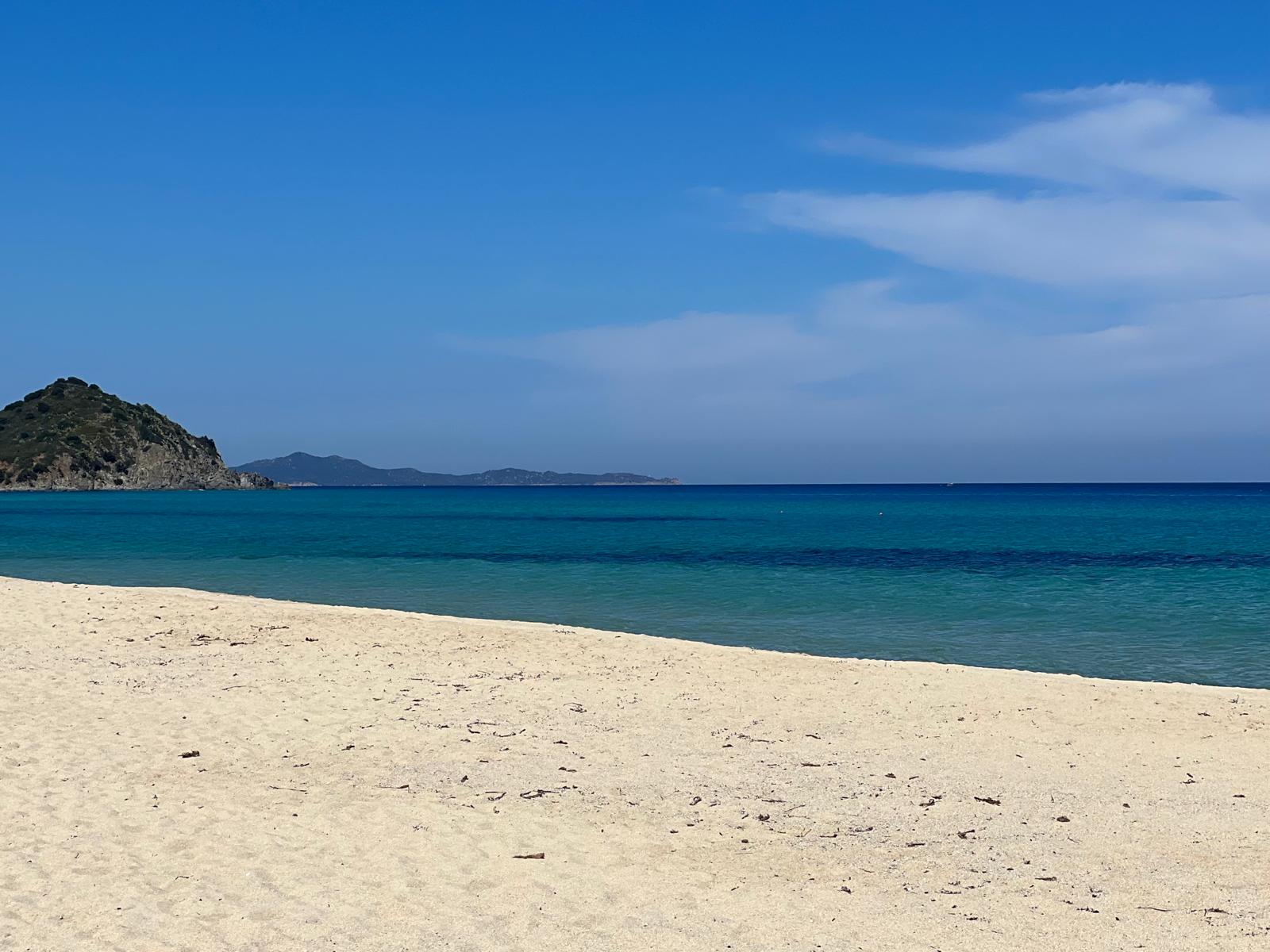 Cala Sinzias strand met azuurblauw water