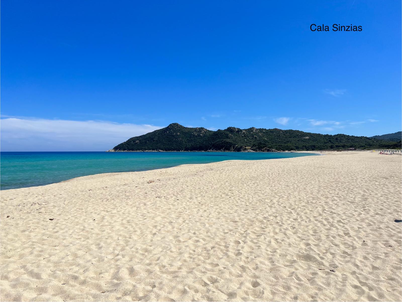 Cala Sinzias strand met azuurblauw water